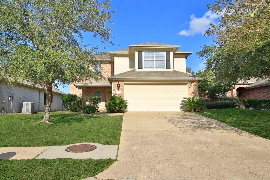 18926 Piney Way Dr in Tomball, TX - Foto de edificio