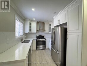 52 Centre St N in Brampton, ON - Building Photo - Building Photo