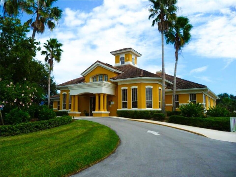 5045 Fairways Cir in Vero Beach, FL - Foto de edificio