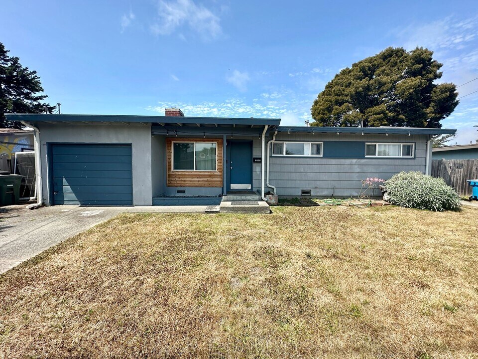2565 Wyatt Ln in Arcata, CA - Building Photo