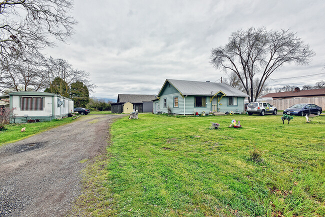 1805 Thomas Rd in Medford, OR - Building Photo - Building Photo