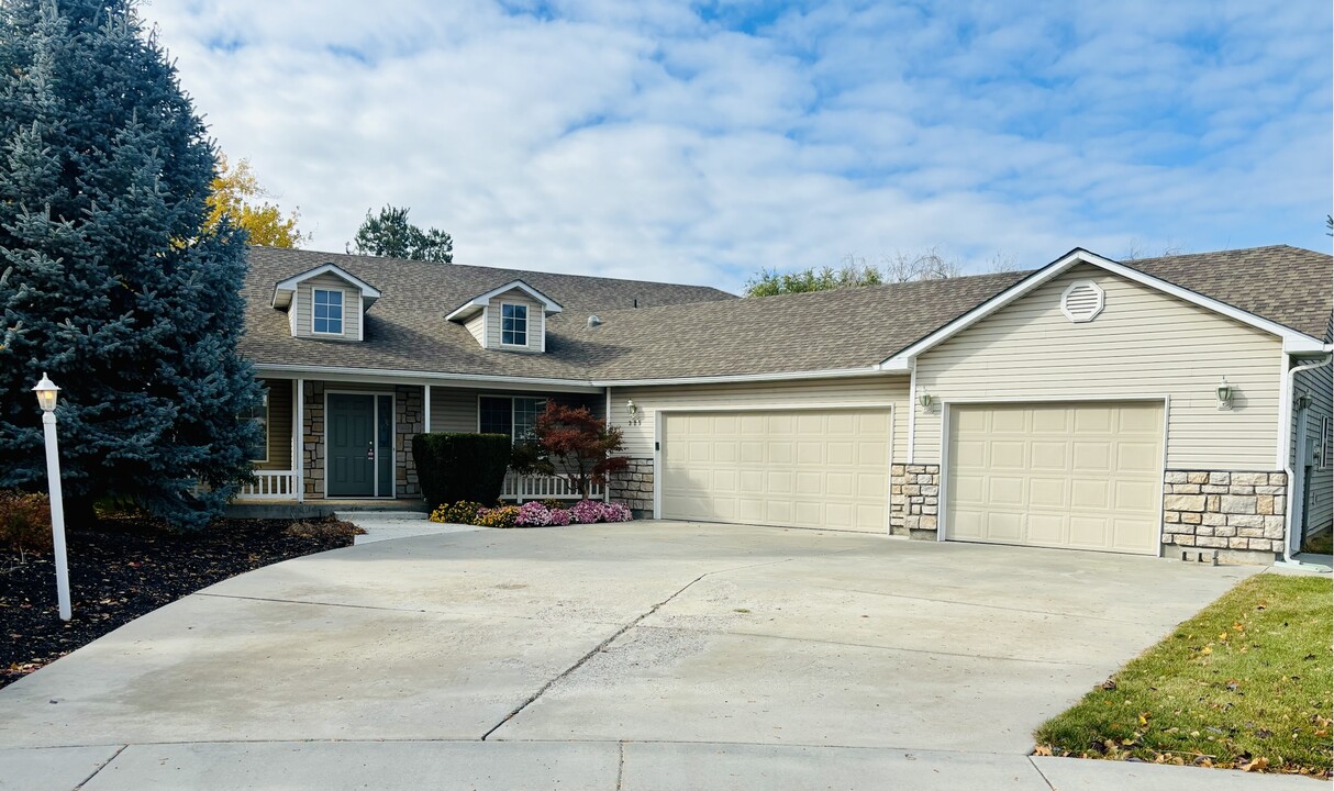 325 Creekside Pl in Nampa, ID - Building Photo