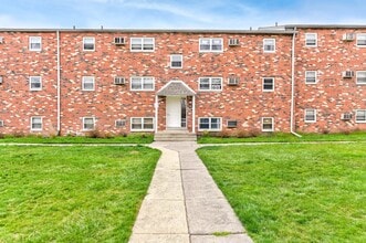 Cedar Court apartments in Bensalem, PA - Building Photo - Building Photo