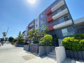5026 Rosewood Ave in Los Angeles, CA - Building Photo - Building Photo