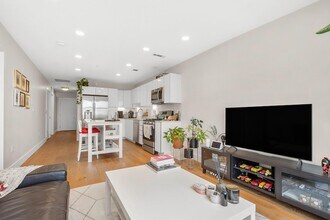 248 Meridian St, Unit 204 in Boston, MA - Foto de edificio - Building Photo