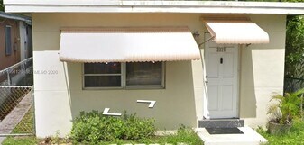 2375 NE 137th St in North Miami Beach, FL - Building Photo