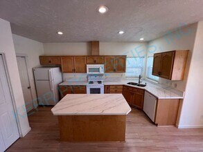 21125 Pebble Ln in Fairview, OR - Building Photo - Building Photo