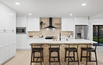 5253 Countryside Dr in San Diego, CA - Building Photo - Building Photo