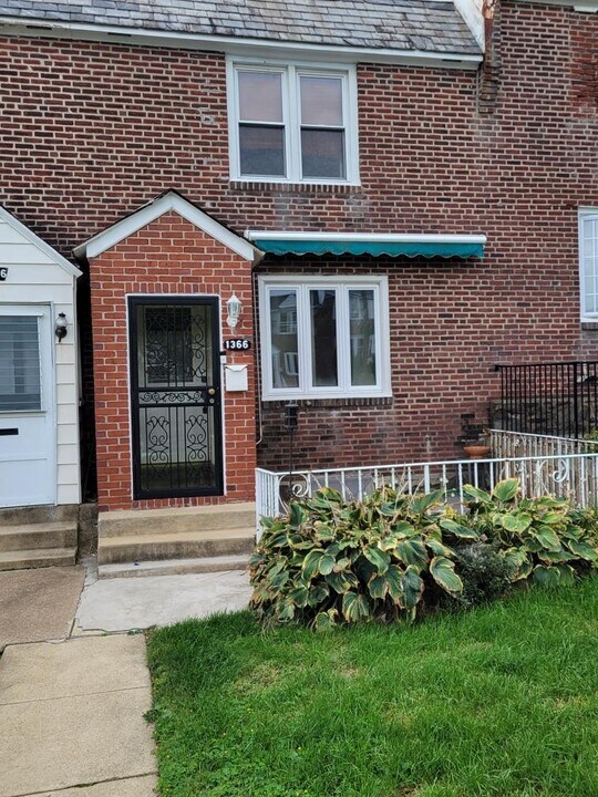 1366 N 76th St in Philadelphia, PA - Foto de edificio