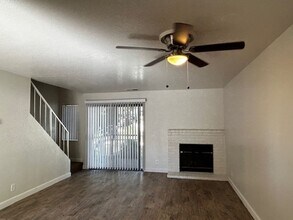Country Hollow Apartments in Stockton, CA - Foto de edificio - Building Photo