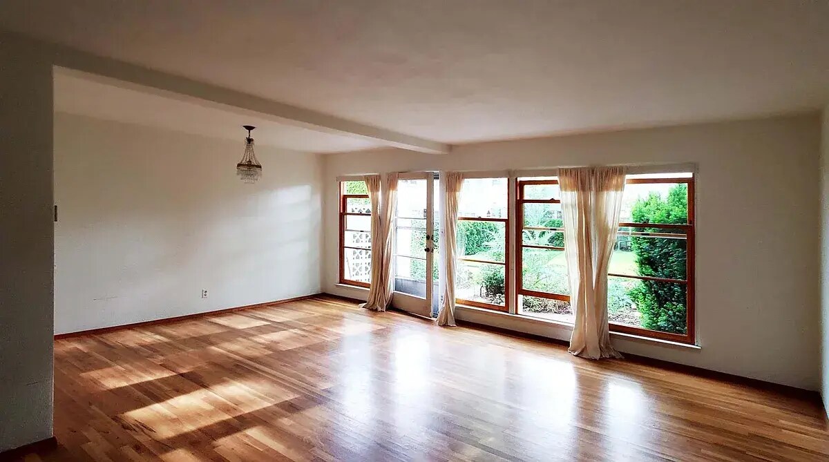 6821 NE Broadway in Portland, OR - Building Photo