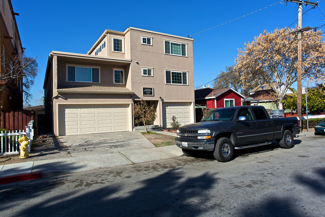 Caritas Apartments in Redwood City, CA - Foto de edificio - Building Photo