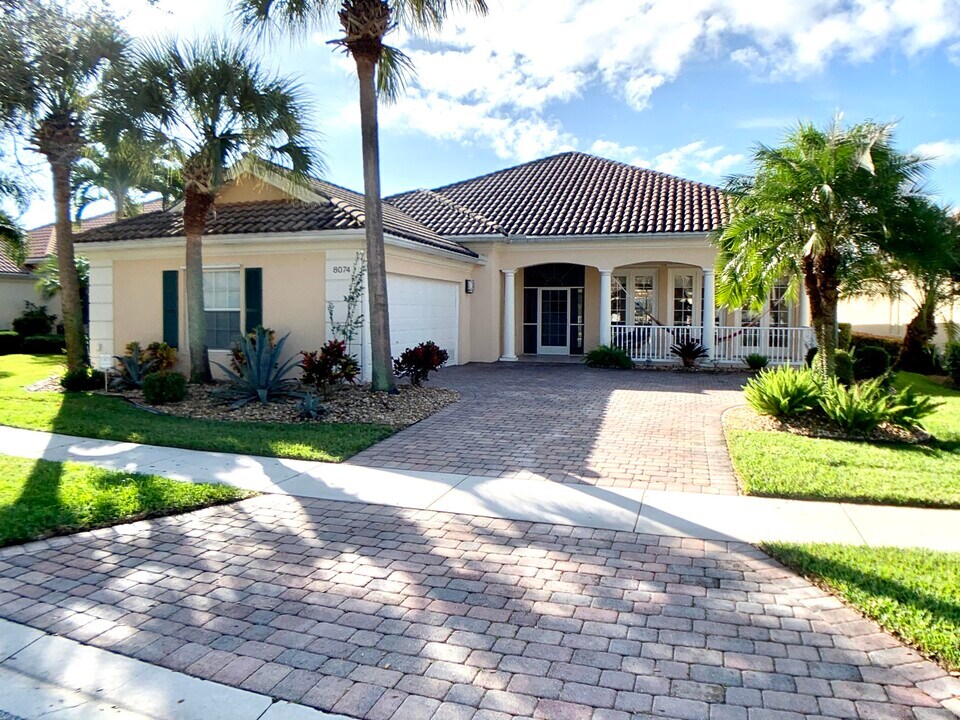 8074 Kaliko Ln in Wellington, FL - Building Photo