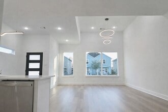 8137 Cabot St in Houston, TX - Foto de edificio - Building Photo