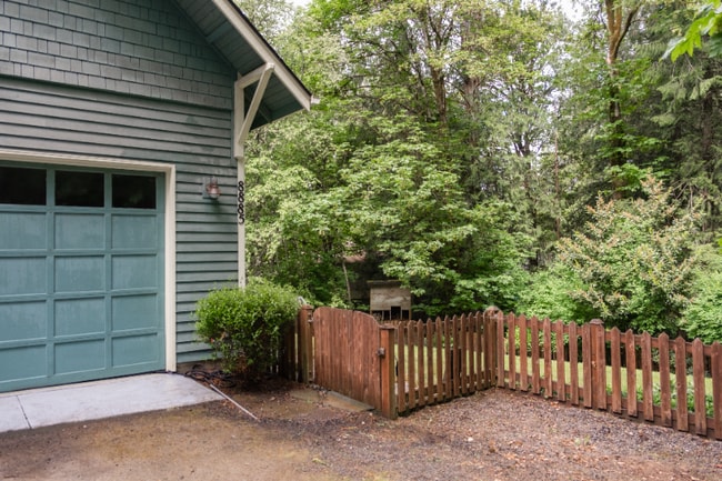 8885 Driscoll Ln NE in Bainbridge Island, WA - Building Photo - Building Photo