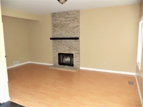 8601 Sycamore Ct in Fox Lake, IL - Foto de edificio - Building Photo