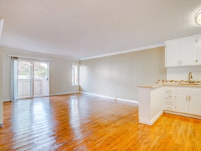 Village Green Apartments in Santa Clara, CA - Building Photo - Interior Photo