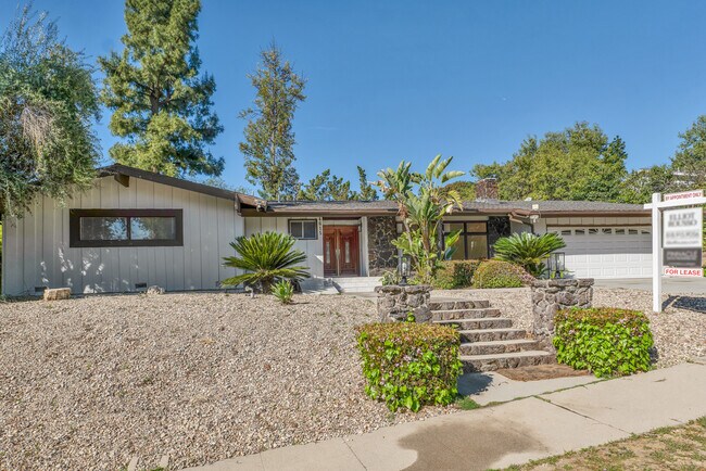 4615 Arriba Dr in Tarzana, CA - Foto de edificio - Building Photo