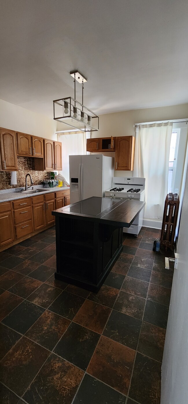 1639 Chapel St, Unit 1L in New Haven, CT - Building Photo - Building Photo