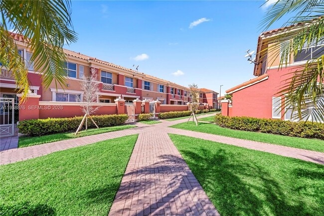 6141 NW 115th Pl in Doral, FL - Foto de edificio - Building Photo