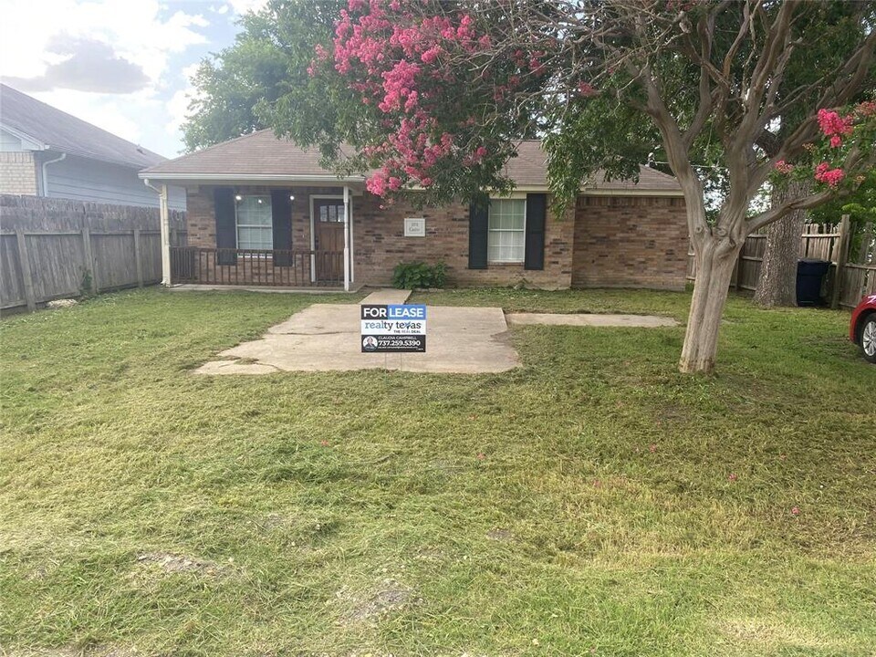201 Castro St in Thrall, TX - Building Photo