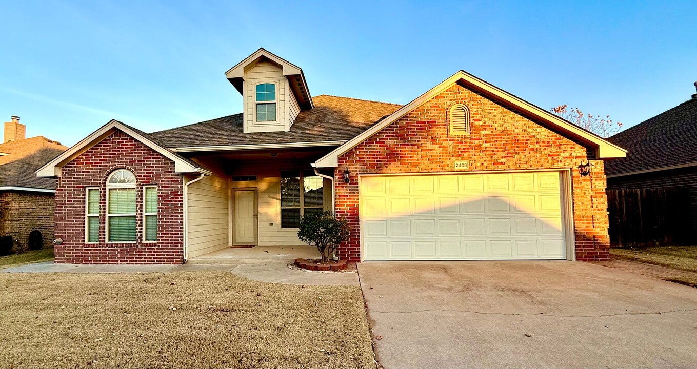 2408 Vintage Park Ln in Yukon, OK - Building Photo