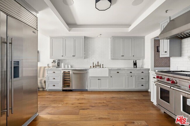 410 S Barrington Ave in Los Angeles, CA - Building Photo - Building Photo