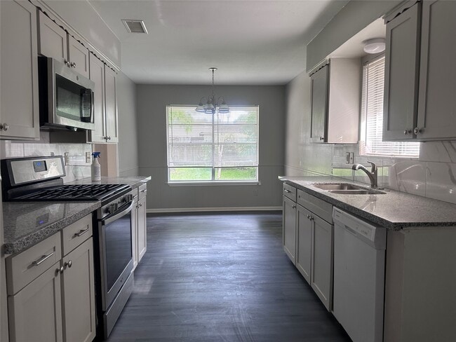 13611 Fernhill Dr in Sugar Land, TX - Building Photo - Building Photo