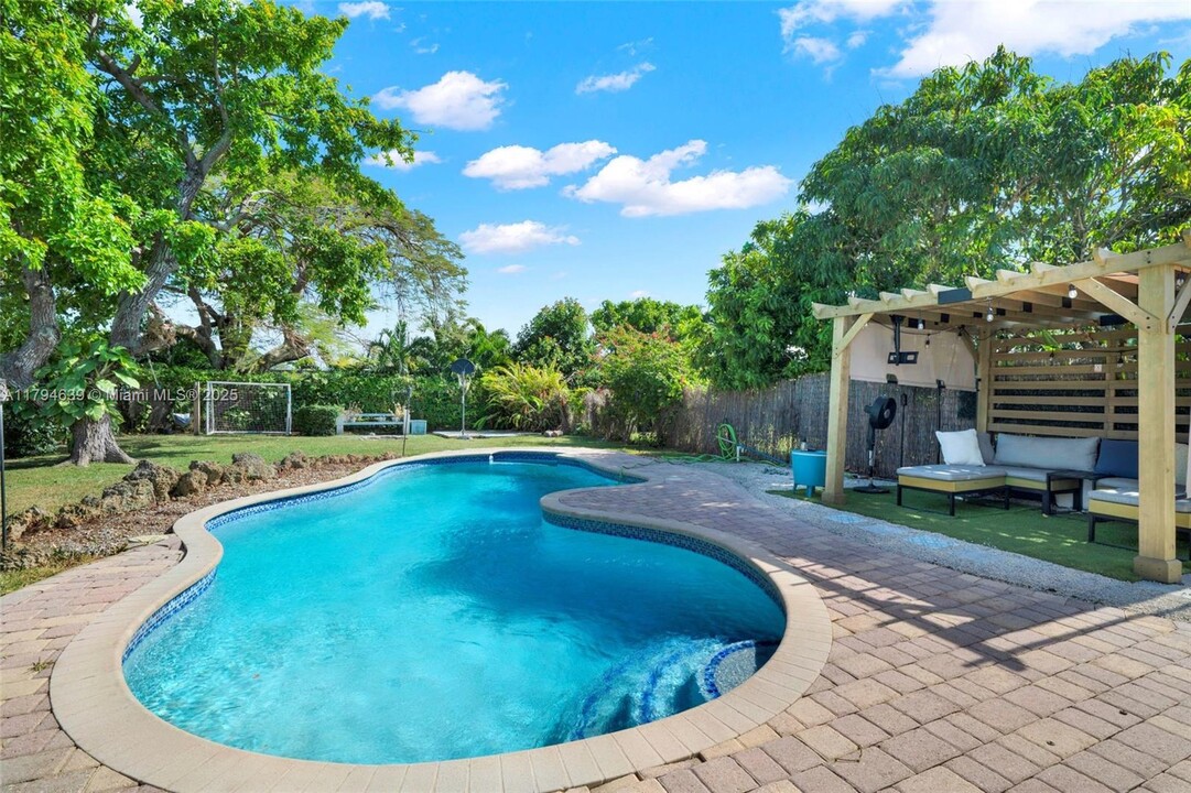 6450 SW 28th St in Miami, FL - Building Photo
