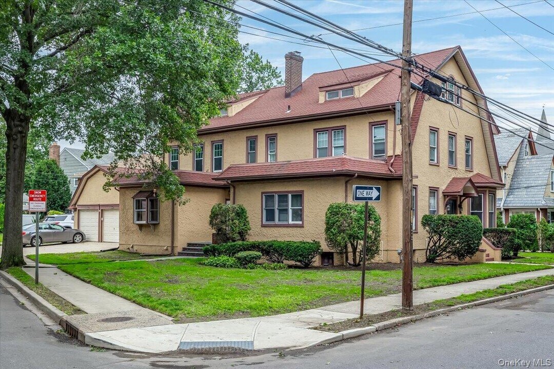 78 Violet Ave in Floral Park, NY - Building Photo