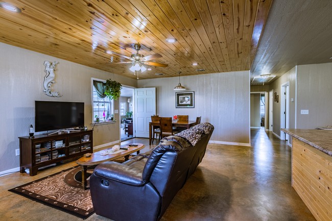 435 County Road 3213 in De Kalb, TX - Foto de edificio - Building Photo