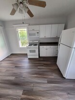 128 Woods Ave, Unit Second Floor in Rockville Centre, NY - Building Photo