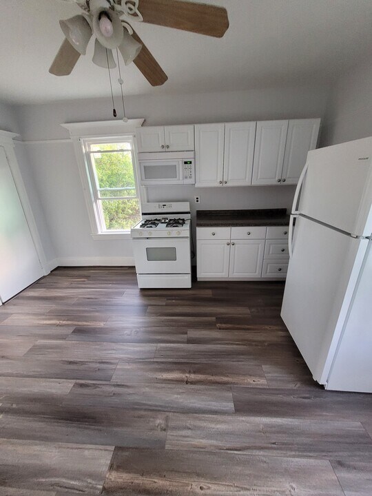 128 Woods Ave, Unit Second Floor in Rockville Centre, NY - Building Photo