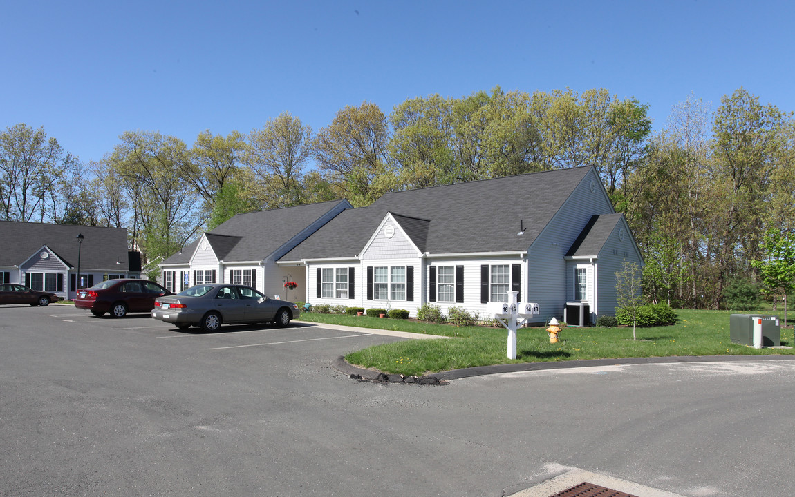 Pine Meadow in Windsor Locks, CT - Foto de edificio