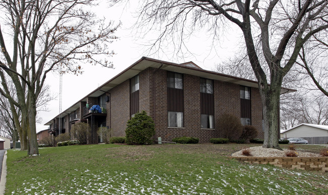 Monticello Apartments in Kenosha, WI - Building Photo - Building Photo