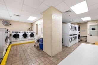 245 E 44th St in New York, NY - Foto de edificio - Building Photo