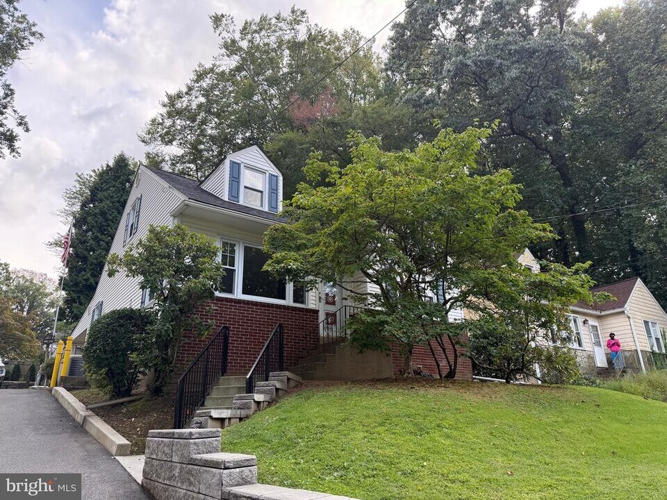 823 Edge Hill Rd in Glenside, PA - Building Photo