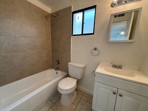 1 E Navajo Rd, Unit 1 E Navajo Rd Apt 5 in Tucson, AZ - Foto de edificio - Building Photo