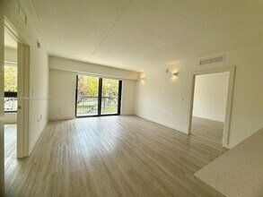 2285 SW 27th St, Unit 407 in Miami, FL - Foto de edificio - Building Photo