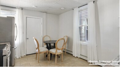 823 Dorchester Ave, Unit #2 in Boston, MA - Foto de edificio - Building Photo