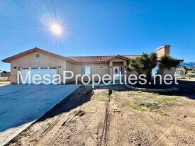 6087 Elsinore Rd in Phelan, CA - Building Photo