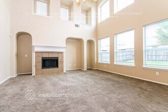 2360 Merlin Dr in Grand Prairie, TX - Foto de edificio - Building Photo