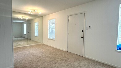 9005 Gaylord Dr in Houston, TX - Building Photo - Building Photo