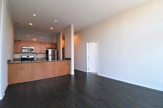 1540 W Fullerton Ave, Unit 305 in Chicago, IL - Building Photo - Building Photo