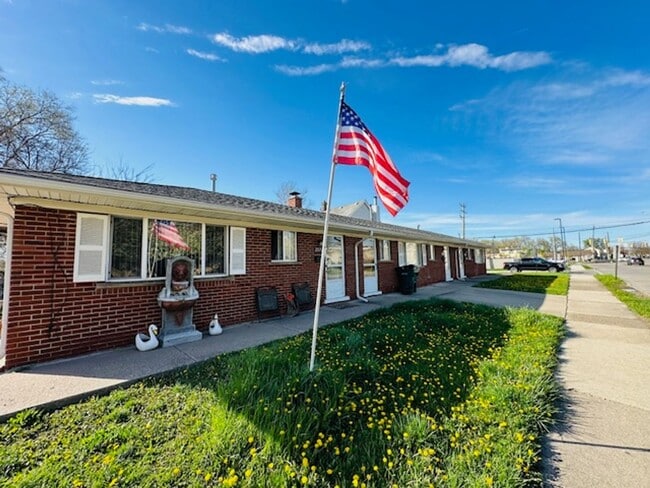 2056-2072 Lafayette Blvd in Lincoln Park, MI - Building Photo - Building Photo
