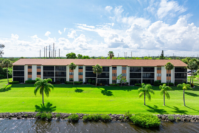 Bay Pointe Yacht & Racquet Club Condos in North Fort Myers, FL - Building Photo - Building Photo