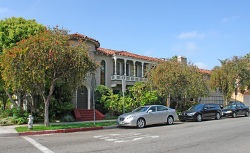 8826 Clifton Way in Beverly Hills, CA - Building Photo - Building Photo