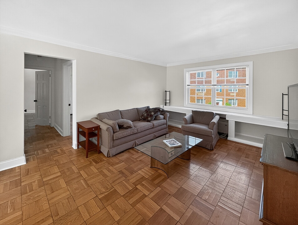 1706 W Abingdon Dr, Unit 202 in Alexandria, VA - Building Photo
