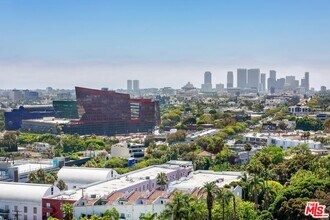 1100 Alta Loma Rd in West Hollywood, CA - Building Photo - Building Photo