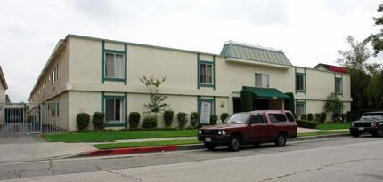 Collins Apartments in Tarzana, CA - Building Photo - Building Photo